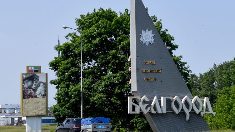 L'entrée de la ville russe de Belgorod, à quelque 40 kilomètres de la frontière avec l'Ukraine, le 28 mai 2023. (OLGA MALTSEVA / AFP)