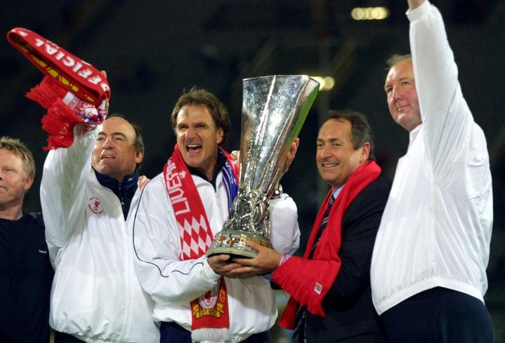 Gérard Houllier tient le trophée de l'Europa League remportée avec Liverpool en 2001. (OLIVIER MORIN / AFP)