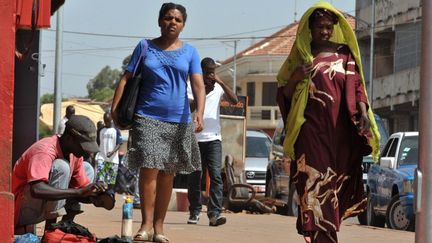 Des habitants de Bissau, la capitale, dans les rues de la ville, le 17 avril 2012.&nbsp; (SEYLLOU / AFP)