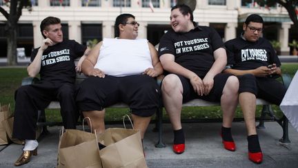 Des hommes portent des escarpins lors d'une marche de protestation contre la violence faite aux femmes &agrave; San Jos&eacute; (Californie), le 18 avril 2012. (STEPHEN LAM / REUTERS)