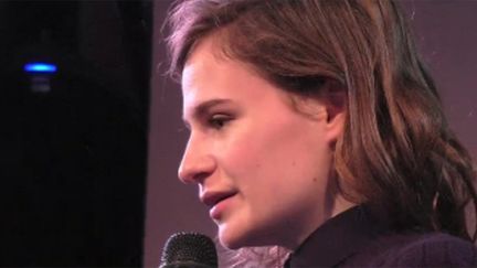 Héloïse Letissier de Christine &amp; The Queens au micro de la web radio éphémère Good Morning Paris.
 (saisie écran)