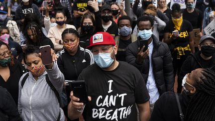 Des manifestants écoutent un discours dans une rue de Minneapolis, le 29 mai 2020. (STEPHEN MATUREN / GETTY IMAGES NORTH AMERICA / AFP)