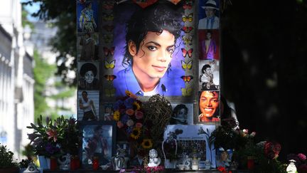 Un autel installé devant le mémorial Michael Jackson dans les rues de Munich à l'occasion du 10e anniversaire de&nbsp;sa mort. (TOBIAS HASE / DPA)