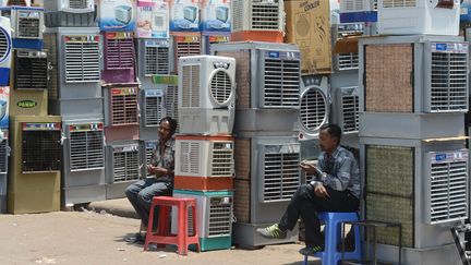 Des commercants vendent des climatiseurs à New-Delhi en Inde, en avril 2014.&nbsp; (RAVEENDRAN / AFP)