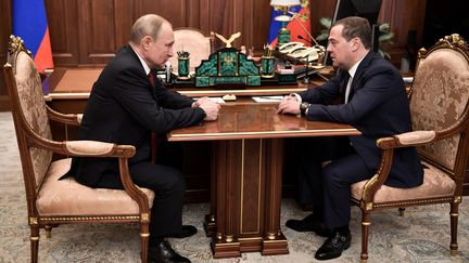 Le président russe Vladimir Poutine et son Premier ministre Dmitri Medvedev à Moscou, le 15 janvier 2020. (SPUTNIK PHOTO AGENCY / REUTERS)