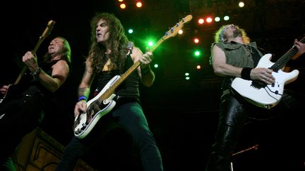 Dave Murray, Steve Harris et Adrian Smith (de gauche &agrave; droite) du groupe Iron Maiden&nbsp;lors d'un concert, le 3 mars 2009 &agrave; Alajuela au Costa Rica. (© STRINGER COSTA RICA / REUTERS)