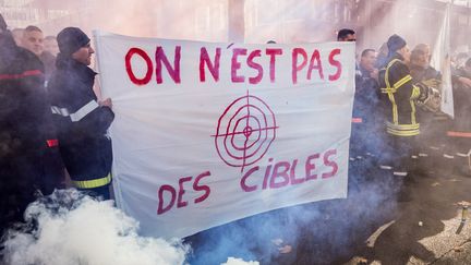 Des pompiers manifestant le 6 novembre 2017 à Lyon, quelques jours plus après l'agression de leurs collègues au cocktail molotov à Feyzin (Rhône). (NICOLAS LIPONNE / NURPHOTO / AFP)