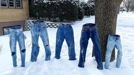 Des jeans congelés tiennent debout dans un jardin, à Saint Anthony, dans le Minnesota, le 30 janvier 2019. (PAM METCALF / VIA REUTERS)