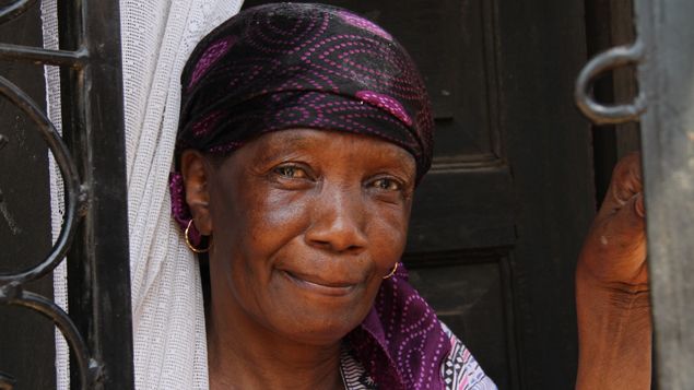 &nbsp; (Dans le quartier de Likoni, une femme à sa fenêtre regarde le convoi de journalistes : le réchauffement climatique ? "Il y a beaucoup de soleil maintenant, il fait très chaud, ce n’était pas comme ça avant". © RF / CB)