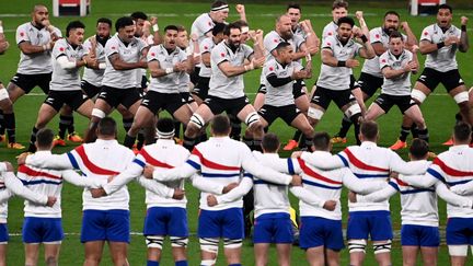 Les Bleus devant le haka des All Blacks lors du match de l'Autumn Nations Series, le 20 novembre 2021. (ANNE-CHRISTINE POUJOULAT / AFP)