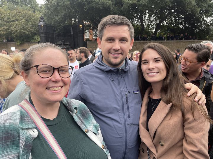 Erika, Glynn and Rebecca await the official proclamation of the new British King, Charles III.  (THEO UHART / FRANCEINFO)