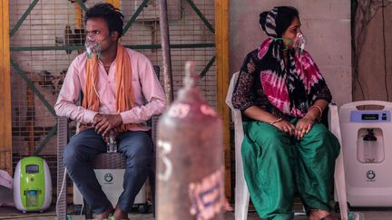 Des patients&nbsp;malades du Covid-19 reçoivent de l'oxygène dans un temple sikh, où l'oxygène est mis gratuitement à disposition par des associations dans la banlieue de New Delhi, en Inde, le 8 mai 2021. (RAJAT GUPTA / EPA / MAXPPP)