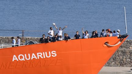 Des personnes sur la bâteau de SOS Méditerranée, "l'Aquarius", le 29 juin 2018. (BORIS HORVAT / AFP)