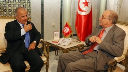 Le ministre tunisien Mouldi Kefi (d) discute avec l'ex-premier ministre jordanien Abdul Ilah al-Khatib, le 16/8 à Tunis. (AFP - Fethi Belaid)