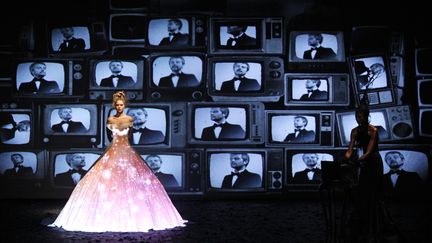 Une cr&eacute;ation du couturier Franck Sorbier pr&eacute;sent&eacute;e lors du d&eacute;fil&eacute; Haute Couture automne-hiver 2012/2013 &agrave; Paris, le 4 juillet 2012. (BENOIT TESSIER / REUTERS)