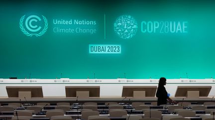 Une salle de conférence où doit avoir lieu la COP28, le 28 novembre 2023 à Dubai (Emirats arabes unis). (GIUSEPPE CACACE / AFP)