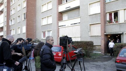 Des cam&eacute;ras de t&eacute;l&eacute;vision devant l'appartement de Mohamed Merah, le 23 mars 2012 &agrave; Toulouse (Haute-Garonne). (JEAN-PHILIPPE ARLES / REUTERS)