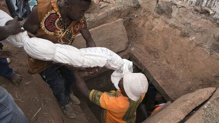 Des Malgaches participent à une tradition funéraire appelée Famadihana dans le village d'Ambohijafy, à quelques kilomètres d'Antananarivo, le 23 septembre 2017. (RIJASOLO / AFP)