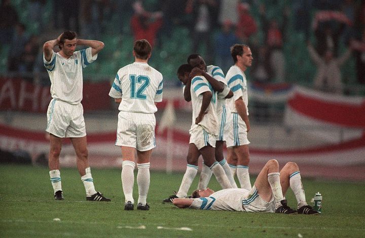 Les joueurs de l'Olympique de Marseille, abattus après la défaite en finale de&nbsp;la Coupe d'Europe des clubs champions&nbsp;le 29 mai 1991 à Bari, contre l'Etoile Rouge de Belgrade (STF / AFP)