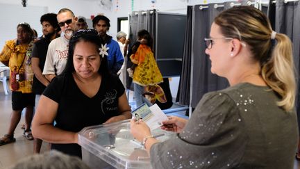 Des personnes votent lors du référendum pour l'indépendance de la Nouvelle-Calédonie, le 4 octobre 2020 à Nouméa.&nbsp; (THEO ROUBY / AFP)