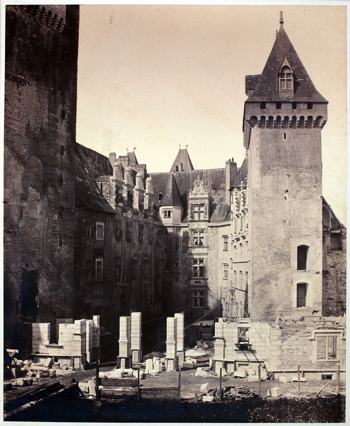 Tant d'histoires ont émaillé le château de Pau, la première mention connue de l'édifice remonte au XIIe siècle, 
 (Château de Pau )