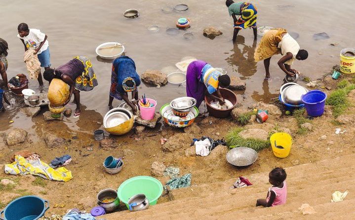 Femmes faisant la vaisselle au bord du fleuve Niger, au Mali. (Daniel RIFFET / Photononstop)