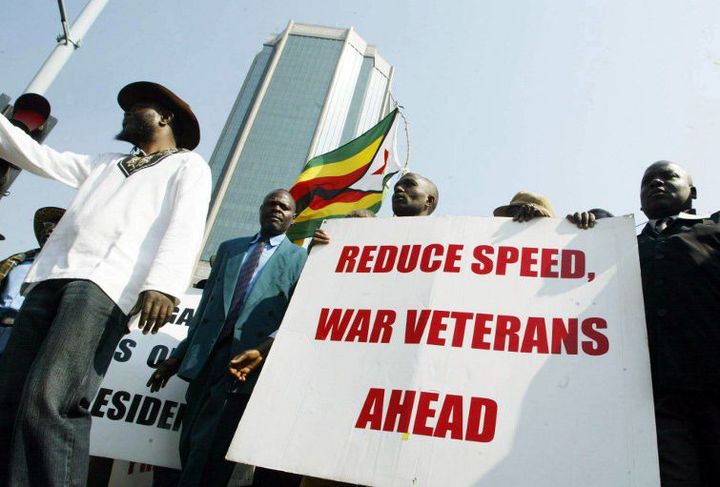 Des anciens combattants lors d'une manifestation de soutien au président Robert Mugabe, le 29 août 2016 à Harare, la capitale du Zimbabwe.  (DESMOND KWANDE / AFP)