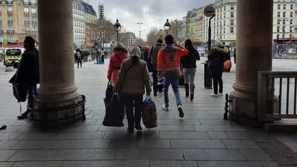 Un groupe de réfugiées ukrainiennes&nbsp;quittent la gare de l'Est, à Paris. Des navettes les attendent à l'extérieur afin de les conduire dans un centre d'accueil pour la nuit, samedi 12 mars 2022. (FARIDA NOUAR / RADIO FRANCE)