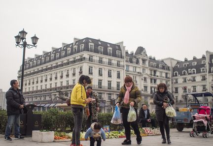  Tienduchang. À “Little Paris”, les habitants font leur marché. Mais sur les étales, pas de poulets rôtis ni de topinambours.&nbsp;&nbsp; (Noé Pignède)