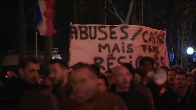 manifestation de policiers en colère aux Invalides