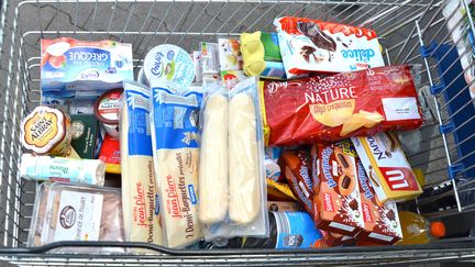 Dans le chariot d'un client du Lidl de Saint-Amand-Montrond (Cher), le 16 mai 2022. (YANN THOMPSON / FRANCEINFO)