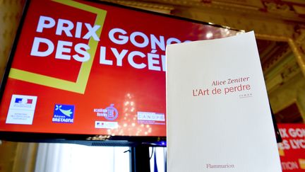 Le Prix Goncourt des lycéens a été attribué cette année à Alice Zeniter pour son livre "L'Art de perdre", le 16 novembre 2017. (JEAN-FRANCOIS MONIER / AFP)