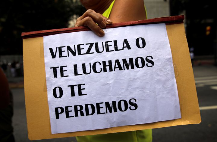 Une pancarte où il est écrit "Venezuela, on se bat pour toi pour ne pas te perdre" à Caracas, le 10 juillet 2017. (CARLOS GARCIA RAWLINS / REUTERS)