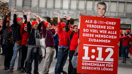 Des membres du parti social&nbsp;d&eacute;mocrate font la promotion de leur proposition sur la limitation des hauts salaires, &agrave; Zurich (Suisse) le 2 novembre 2013. (FABRICE COFFRINI / AFP)