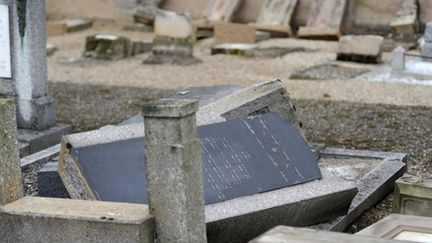 Tombes profanées au cimetière de Wolfisheim (21 juillet 2010). (AFP)