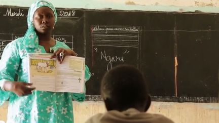 Au Sénégal, le français est en recul au profit non pas de l'anglais, mais de la langue, le wolof. (FRANCE 2)