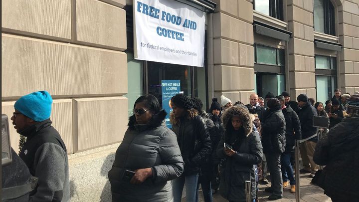 File d'attente devant le restaurant gratuit pour les fonctionnaires, au premier jour de son ouverture le 16 janvier 2019, à Washington. (GREGORY PHILIPPS / RADIO FRANCE)