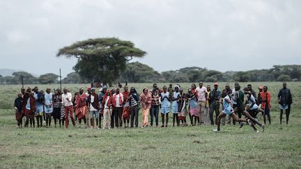 Les jeux se composent de plusieurs épreuves: saut en hauteur, javelot, lancé de rungu (petites massues) et course sur des distances de 200, 800 et 5000 mètres. Les femmes participent aussi à cette épreuve, mais sur 100 et 1500 mètres. (YASUYOSHI CHIBA / AFP)