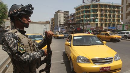 Un soldat de l'arm&eacute;e irakienne, le 12 juin 2014 &agrave; Bagdad (Irak). (AHMAD AL-RUBAYE / AFP)