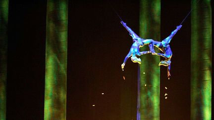 Sarah Guyard-Guillot (à gauche) et Sami Tiaumassi interprètent des "gens de la forêt" durant le spectacle "Kà" du Cirque du Soleil, le 28 novembre 2008 à Las Vegas. Sarah Guyard-Guillot s'est tuée samedi soir, 29 juin 2013, sur cette même scène du MGM Grand Resort.
