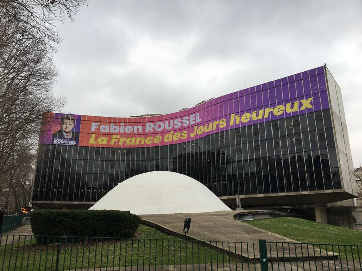 Le slogan de campagne de Fabien Roussel s'affiche sur le siège du PCF, à Paris, le 19 janvier 2022. (MARGAUX DUGUET / FRANCEINFO)