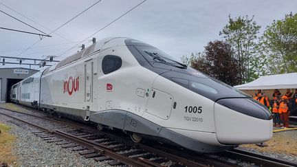 Le TGV-M qui circulera à partir de 2025 sur la ligne Paris-Lyon-Marseille, à l'usine d'Alstom de Belfort le 29 avril 2024. (RAPHAËL EBENSTEIN / RADIO FRANCE)