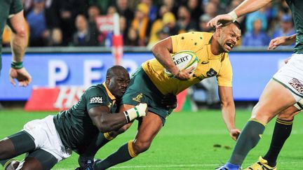 L'Australien Kurtley Beale se fait plaquer par Nyakané lors du match opposant l'Australie à Afrique du Sud. (GREG WOOD / AFP)