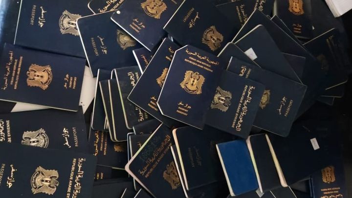 Des dizaines de passeports syriens sur une table dans le centre de détention des services de renseignements militaires syrien. (BENJAMIN THUAU / RADIO FRANCE)