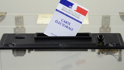 Dans un bureau de vote, en avril 2012, &agrave; Rennes (Ille-et-Vilaine). (DAMIEN MEYER / AFP)