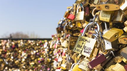 "Verroux d'amour", sur le Pont Neuf à Paris en juin 2015 (AZIZ ARY NETO / CULTURA RF / GETTY IMAGES)