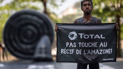 Un militant de Greenpeace le 28 septembre 2017 à Rio de Janeiro, au Brésil. (MAURO PIMENTEL / AFP)