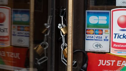 Un bar restaurant fermé à Paris, le 25 novembre 2020. (RICCARDO MILANI / HANS LUCAS / AFP)