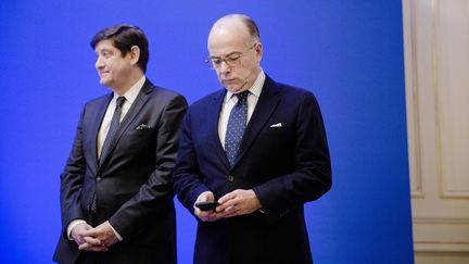 Bernard Cazeneuve et Patrick Kanner à Paris le 22 mars 2016. A l'époque, le premier est ministre de l'Intérieur, le second ministre de la Ville, de la Jeunesse et des Sports&nbsp; (MARLENE AWAAD / MAXPPP)