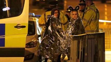 Deux rescapées de l'attentat de la salle Arena de Manchester (Royaume-Uni), le 23 mai 2017.&nbsp; (ANDREW YATES / REUTERS)